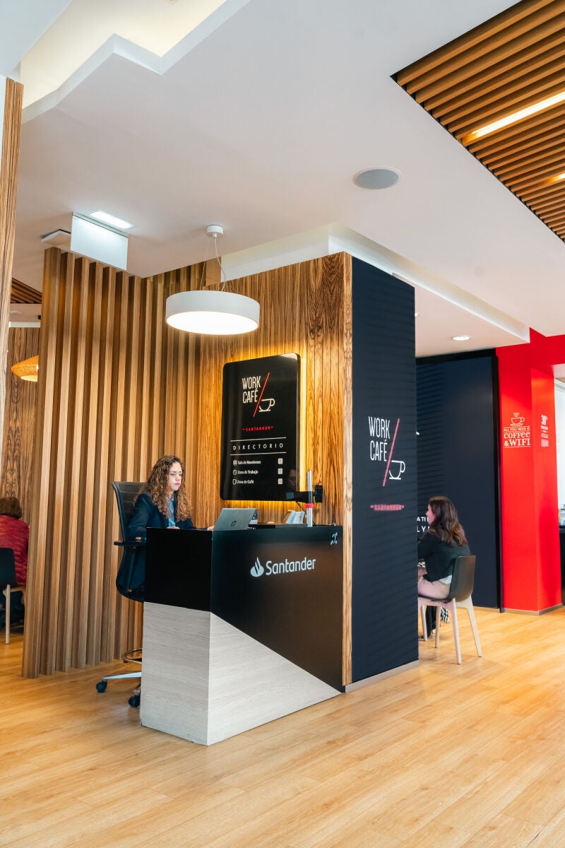 Banco, coworking y cafetería en un solo lugar.