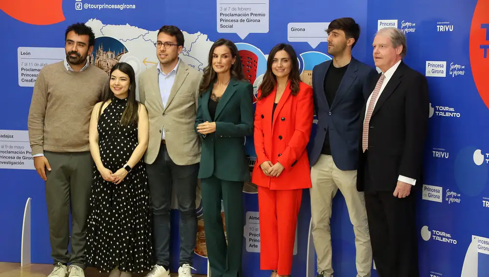 Doña Letizia con varios de los premiados en este foro