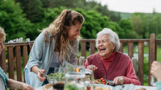 Las personas más felices a los 60 años dejaron atrás estos 5 hábitos: y tú también deberías