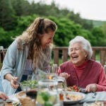 Las personas más felices a los 60 años dejaron atrás estos 5 hábitos: y tú también deberías