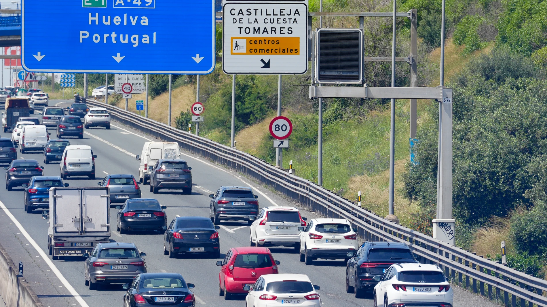 Vehículos circulan en la salida de Sevilla hacia la costa. A 11 de abril de 2025 en Sevilla, Andalucía (España). La operación salida de Semana Santa 2025 ha comenzado este viernes con un notable incremento del tráfico en las principales vías andaluzas. Se prevén millones de desplazamientos durante los próximos días, especialmente hacia las zonas costeras y de interior con tradición cofrade. 11 ABRIL 2025 Francisco J. Olmo / Europa Press 11/04/2025