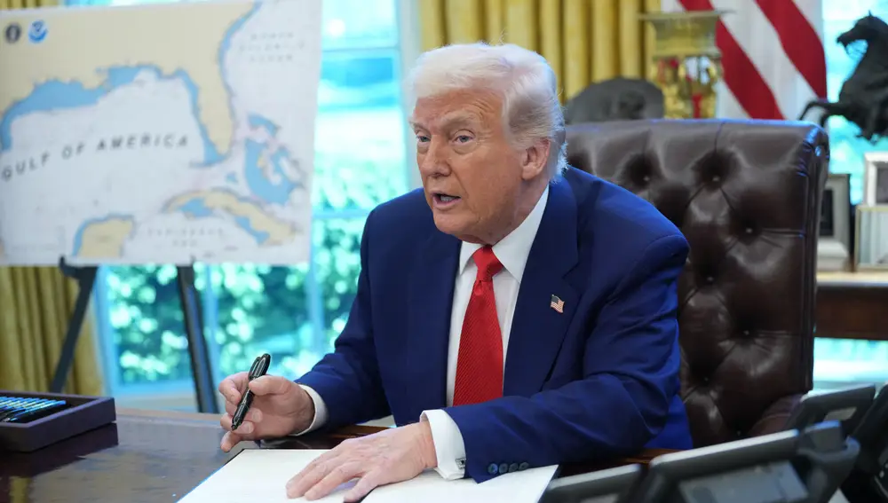 Donald Trump firmando documentos