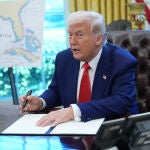 Donald Trump firmando documentos