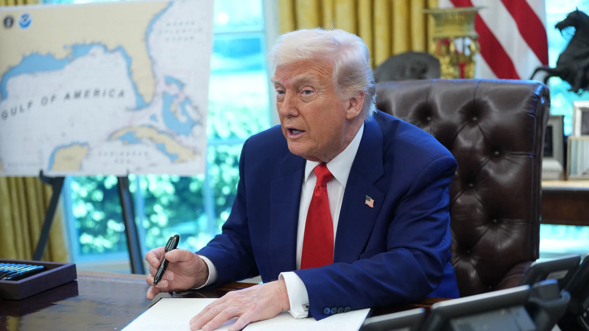 Donald Trump firmando documentos