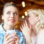 ¿Qué significa que una persona siempre hable en voz baja, según la psicología?
