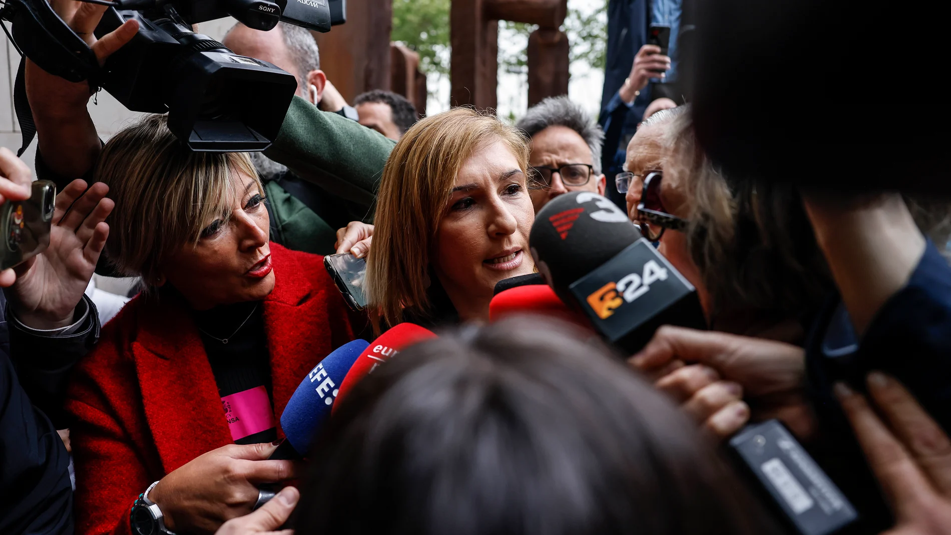 Pie de Foto: La exconsellera de Justicia y Emergencias de la Generalitat valenciana Salomé Pradas ofrece declaraciones a los medios a su llegada a declarar, en calidad de investigada ante la Ciudad de la Justicia de Valencia, a 11 de abril de 2025, en Valencia, Comunidad Valenciana (España). La jueza acordó la citación de Pradas porque era la persona que el día de la riada tenía atribuida como máxima autoridad el proceso de adopción de medidas de autoprotección de la población y, respecto a A...