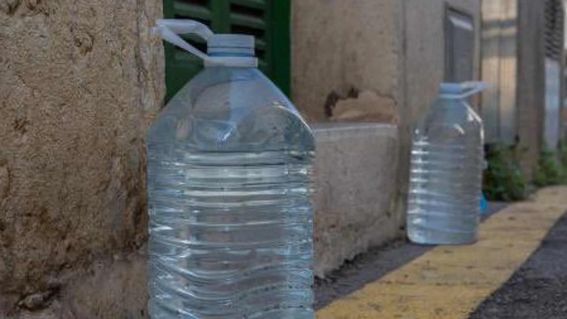 Unas garrafas puestas en la fachada de una casa