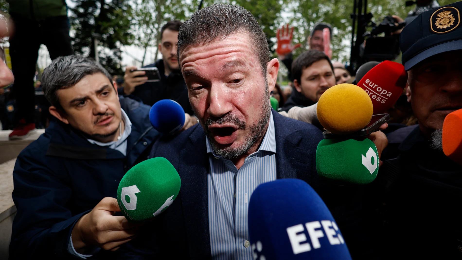 GRAFCVA7130. VALENCIA, 11/04/2025.- El exsecretario autonómico de Emergencias, Emilio Argüeso, su llegada a los juzgados de València para declarar como investigado en la causa judicial por la gestión de la dana. EFE/Biel Aliño