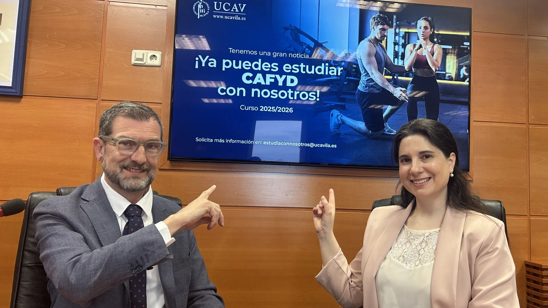 Ea vicerrectora de Ordenación Académica, Lourdes Miguel, y el decano Fernando Romera presentan la nueva titulación