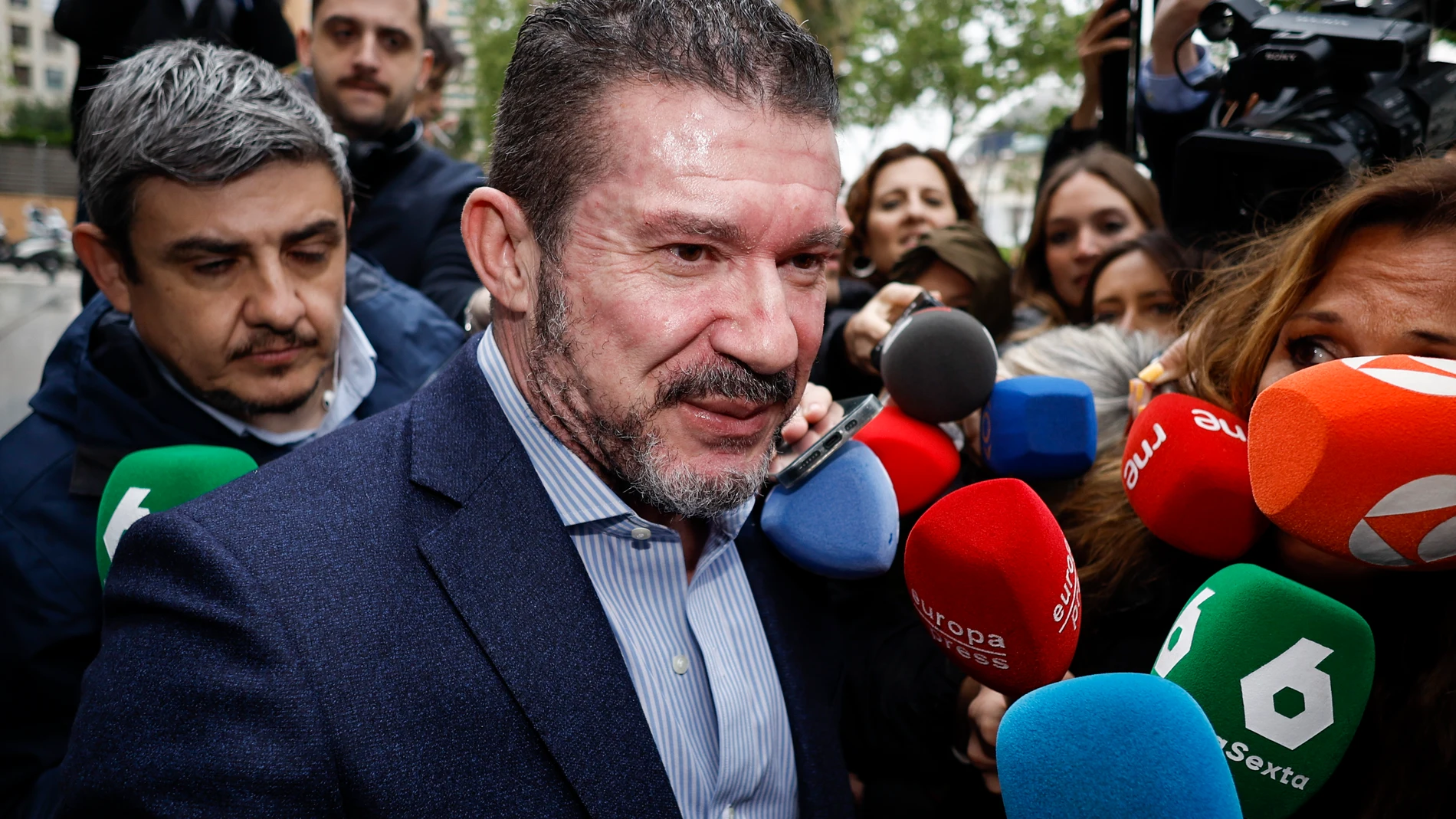 GRAFCVA7100. VALENCIA, 11/04/2025.- El exsecretario autonómico de Emergencias, Emilio Argüeso, su llegada a los juzgados de València para declarar como investigado en la causa judicial por la gestión de la dana. EFE/Biel Aliño