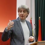 El secretario general del PSOE de Castilla y León, Carlos Martínez, comparece ante los medios de comunicación en Soria