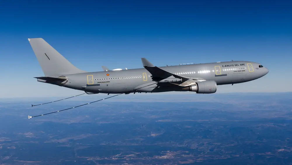 El nuevo A330-MRTT con las mangueras de reabastecimiento desplegadas