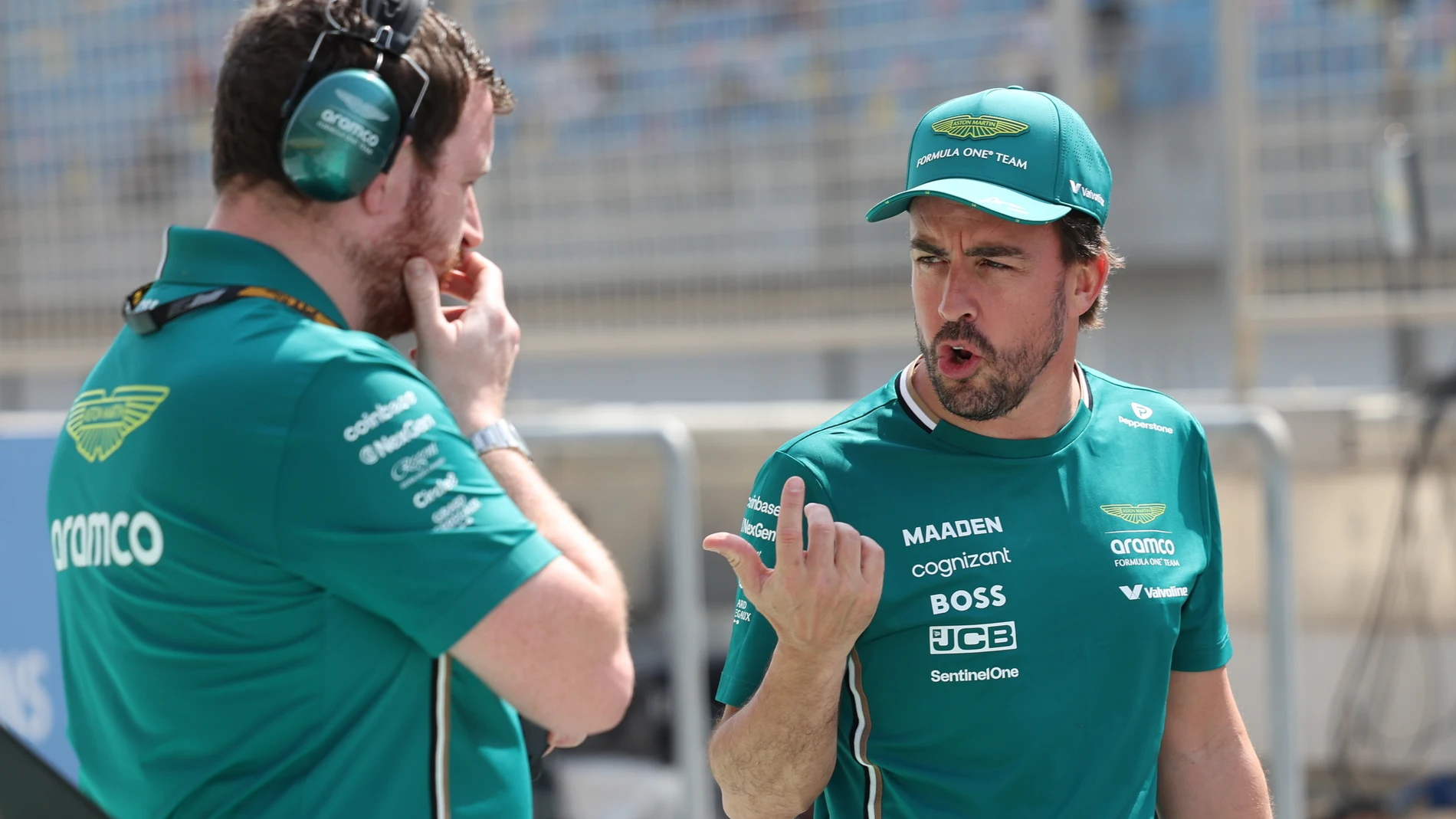 SAKHIR (Bahrain), 11/04/2025.- Aston Martin driver Fernando Alonso (R) of Spain attends at the pitlane during a practice session for the Formula One Bahrain Grand Prix in Sakhir, Bahrain, 11 April 2025. The 2025 Formula 1 Bahrain Grand Prix is held on 13 April 2025. (Fórmula Uno, Bahrein, España) EFE/EPA/ALI HAIDER