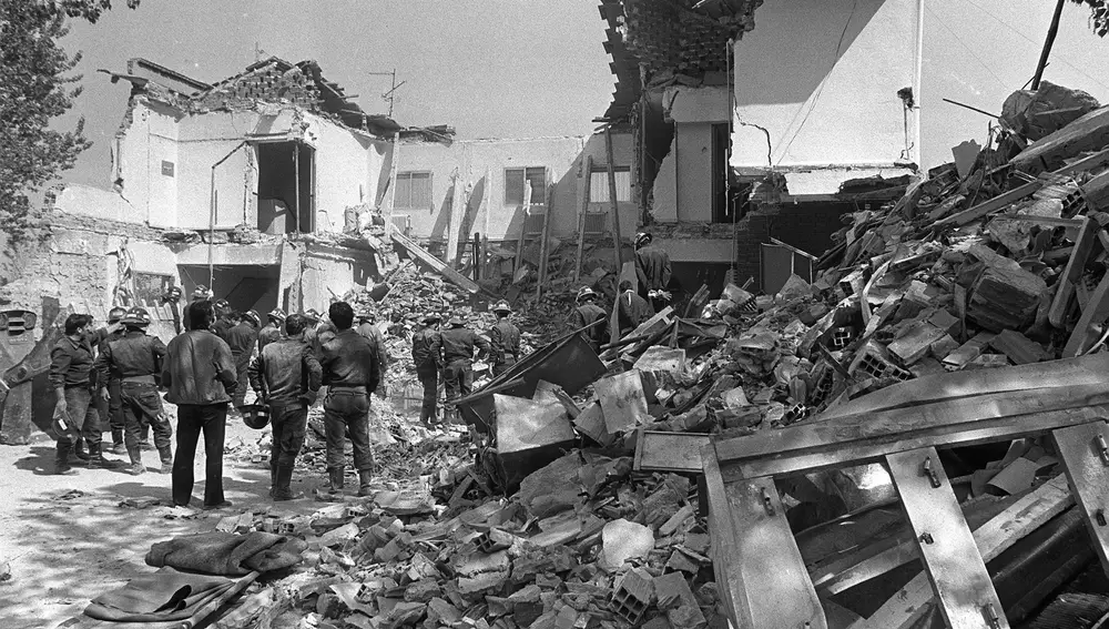 13 de abril de 1985, del estado en que quedó el restaurante "El Descanso", en Madrid, tras el atentado que causó la muerte de al menos 18 personas y más de 82 heridos.