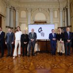 Jesús Julio Carnero junto con los representantes de la Comisión Organizadora del 475 Aniversario de la Controversia de Valladolid