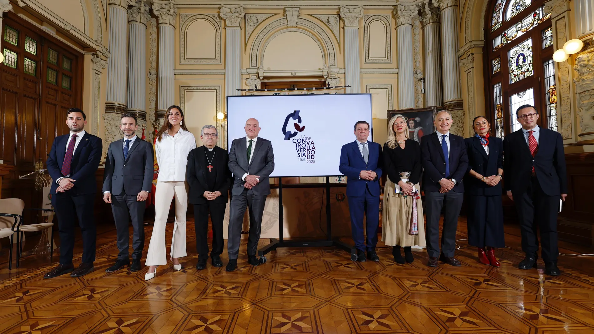 Jesús Julio Carnero junto con los representantes de la Comisión Organizadora del 475 Aniversario de la Controversia de Valladolid