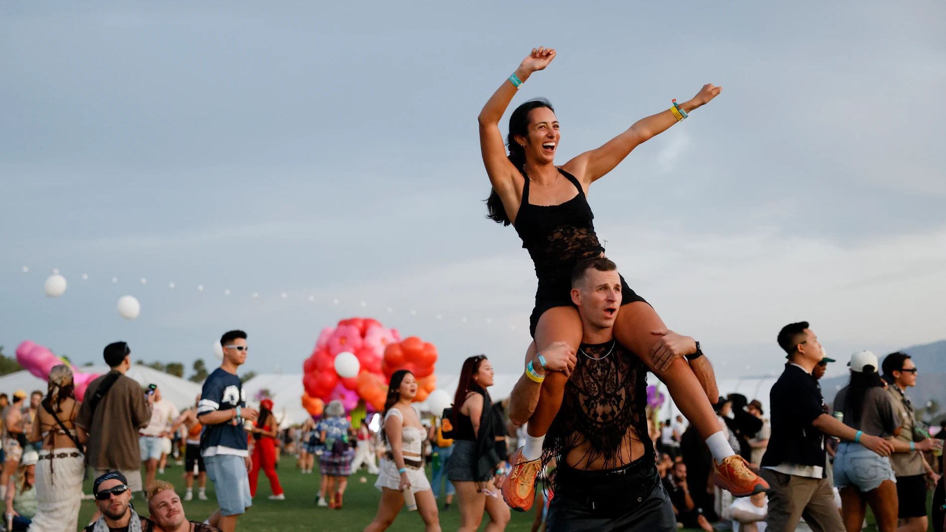 INDIO (United States), 12/04/2025.- Attendees watch Benson Boone perform on stage during the Coachella Valley Music and Arts Festival in Indio, California, USA, 11 April 2025. EFE/EPA/CAROLINE BREHMAN