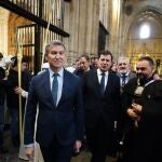 El presidente del PP, Alberto Núñez Feijóo (i), y el presidente de la Junta de Castilla y León, Alfonso Fernández Mañueco (d), durante la procesión de La Borriquilla 2025, a 13 de abril de 2025, en Salamanca, Castilla y León (España).