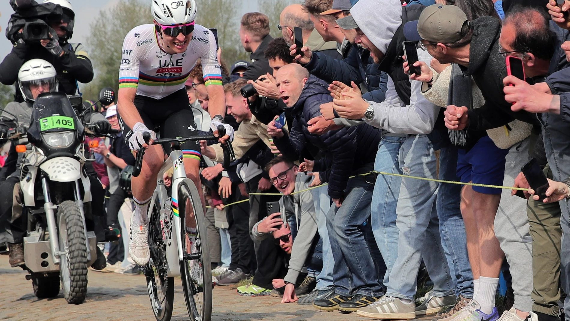 ROUBAIX (France), 13/04/2025.- Slovenian rider Tadej Pogacar of UAE Team Emirates team competes during the Paris-Roubaix one-day cycling classic over 259.2km from Compiegne to Roubaix, France, 13 April 2025. (Ciclismo, Francia) EFE/EPA/TERESA SUAREZ