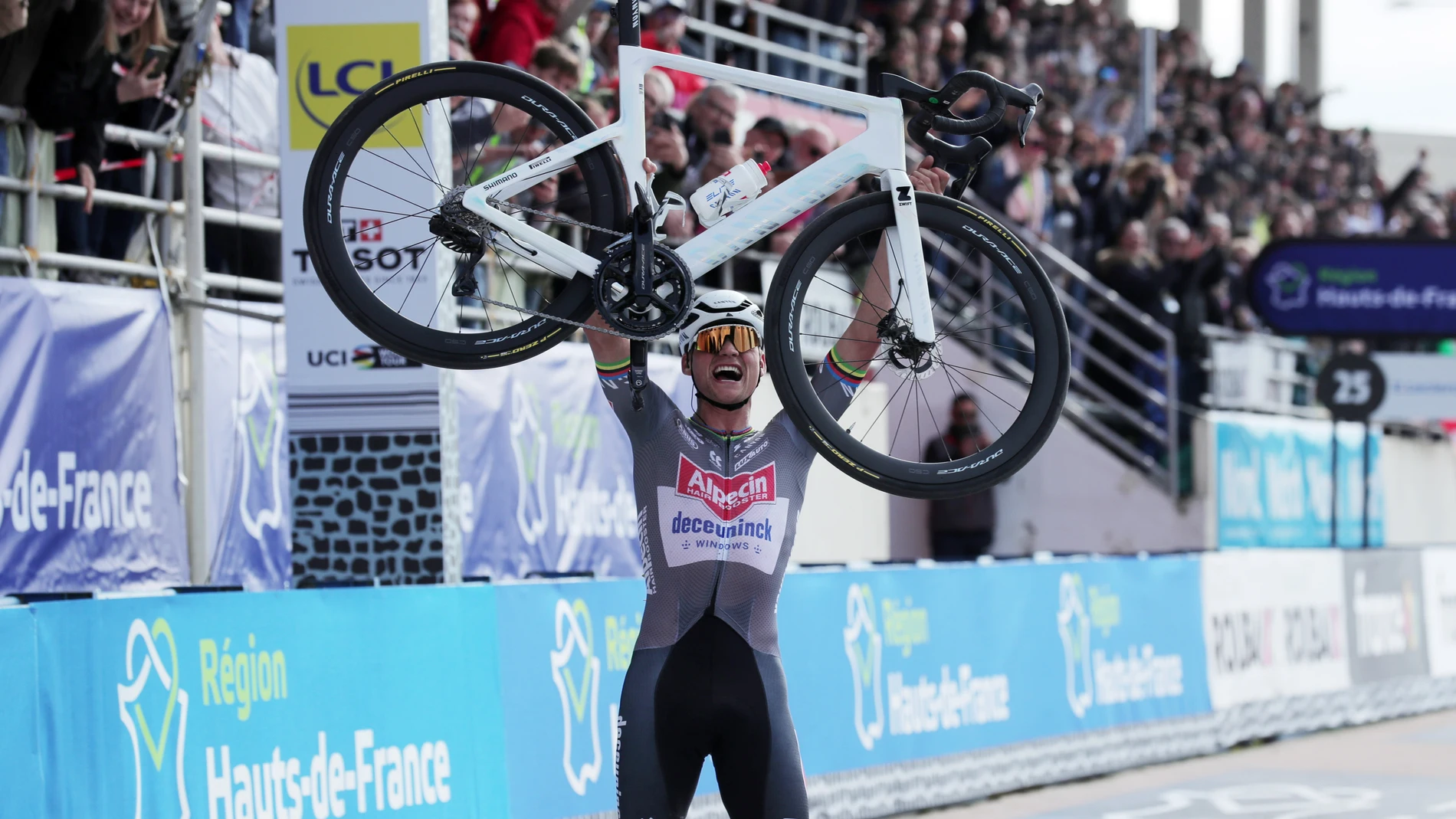 ROUBAIX (France), 13/04/2025.- Dutch rider Mathieu van der Poel of team Alpecin Deceuninck poses after winning the Paris-Roubaix one-day cycling classic over 259.2km from Compiegne to Roubaix, France, 13 April 2025. (Ciclismo, Francia) EFE/EPA/TERESA SUAREZ