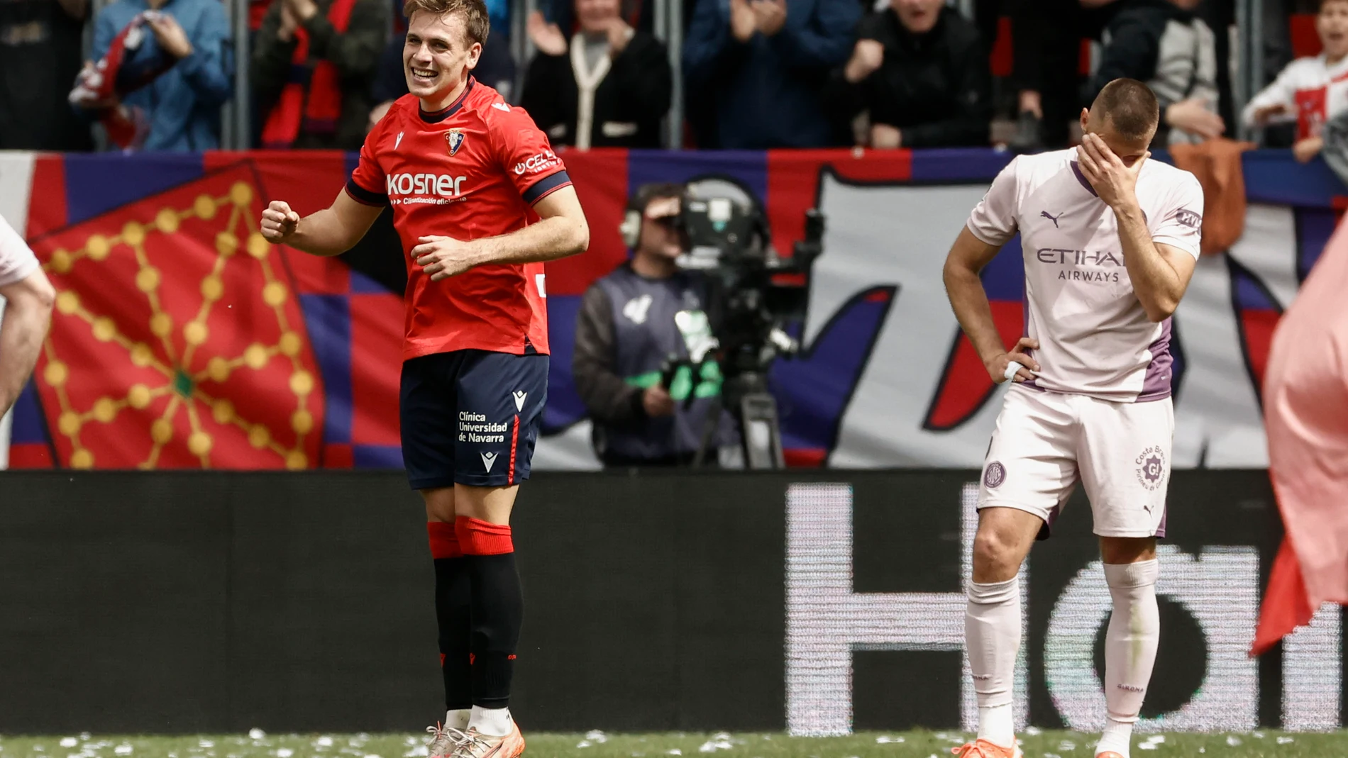 PAMPLONA, 13/04/2025.- El centrocampista del Osasuna Pablo Ibáñez celebra tras marcar el 2-0 durante el partido que disputan, este domingo, en el estadio de El Sadar, correspondiente a la jornada 31 de Laliga. EFE/ Jesús Diges