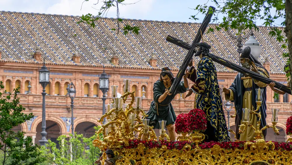 Nuestro Padre Jesús de la Victoria a su paso por el Parque María Luisa
