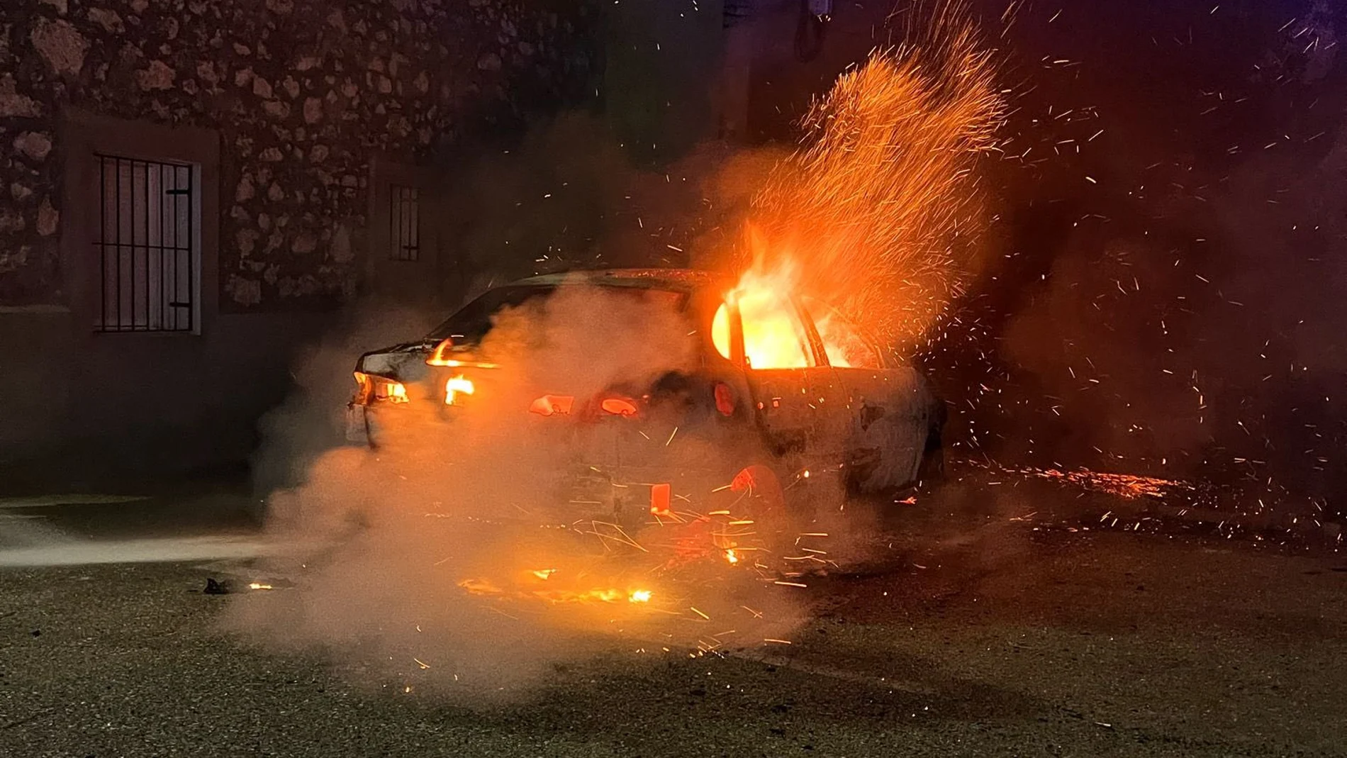 El fuego de un vehículo obliga a desalojar una casa en Montemayor de Pililla (Valladolid)