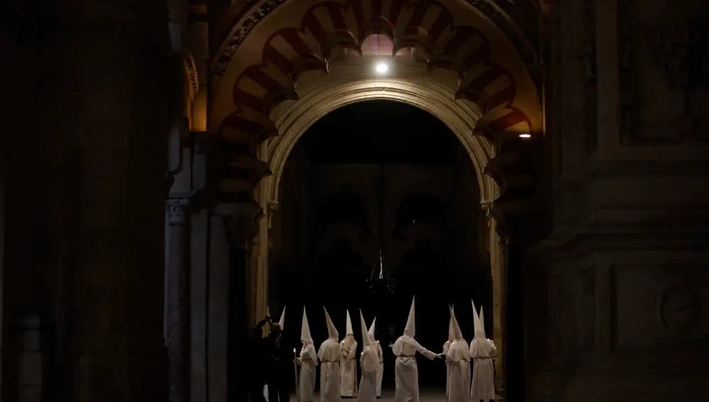 Nazarenos de la Borriquita de Córdoba a su llegada a la Mezquita Catedral