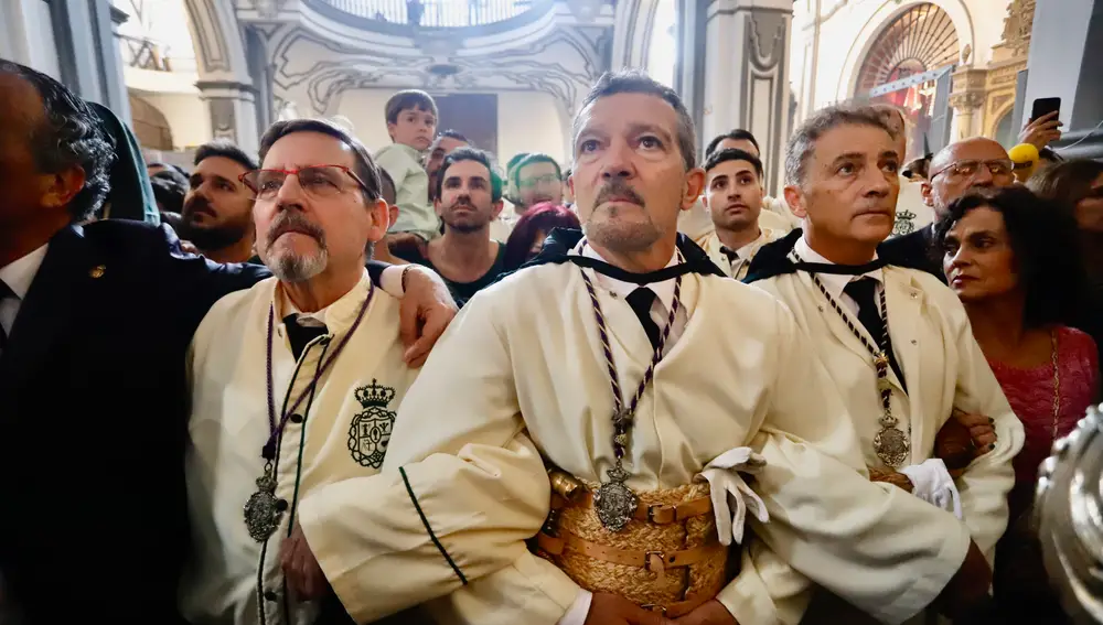 Antonio Banderas procesiona con la Cofradía de María Santísima de Lágrimas y Favores en Málaga