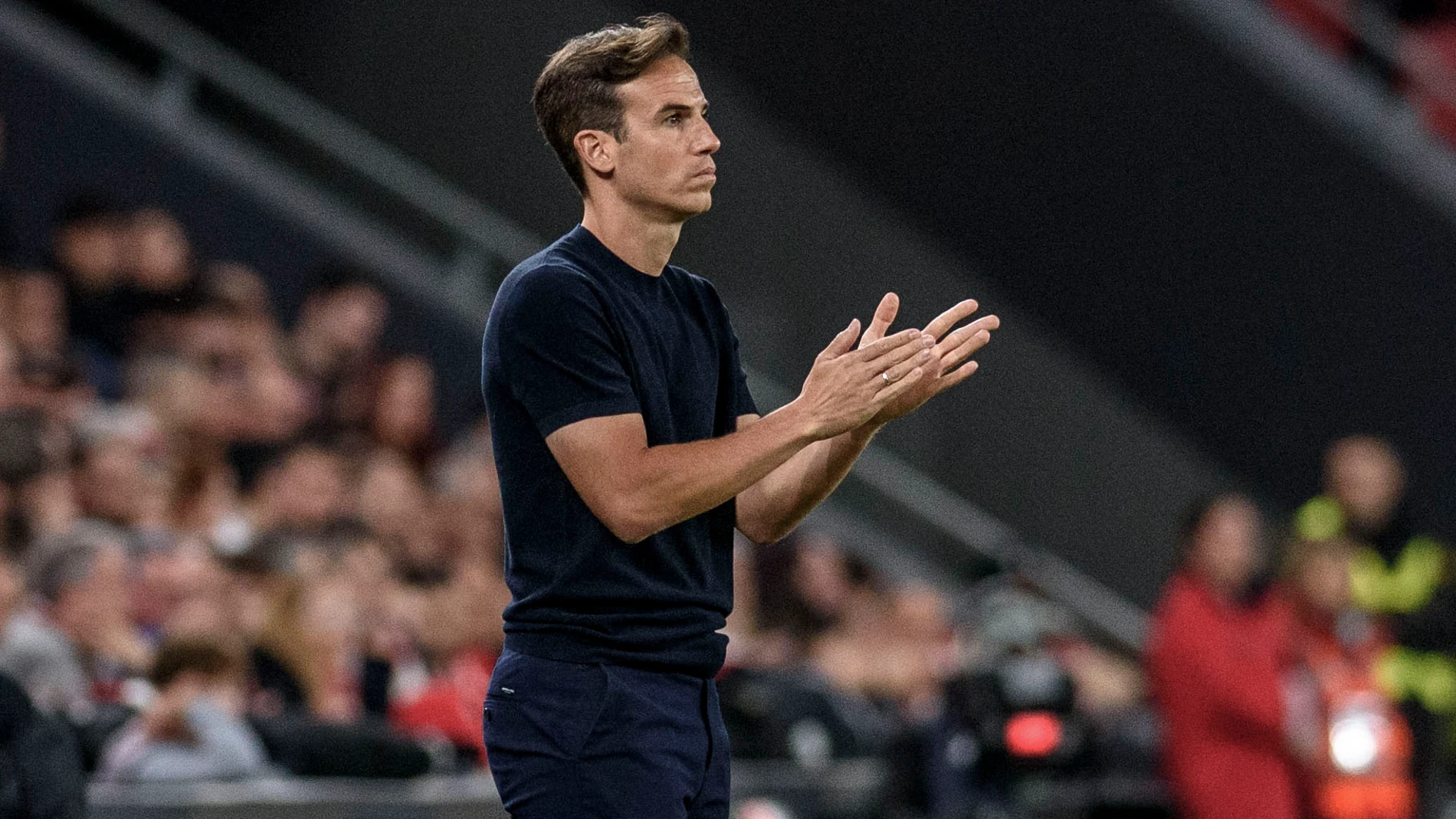 BILBAO, 13/04/2025.- El entrenador del Rayo Vallecano, Íñigo Pérez, durante el partido de LaLiga que Athletic Club y Rayo Vallecano disputan este domingo en el estadio de San Mamés, en Bilbao. EFE/Javier Zorrilla