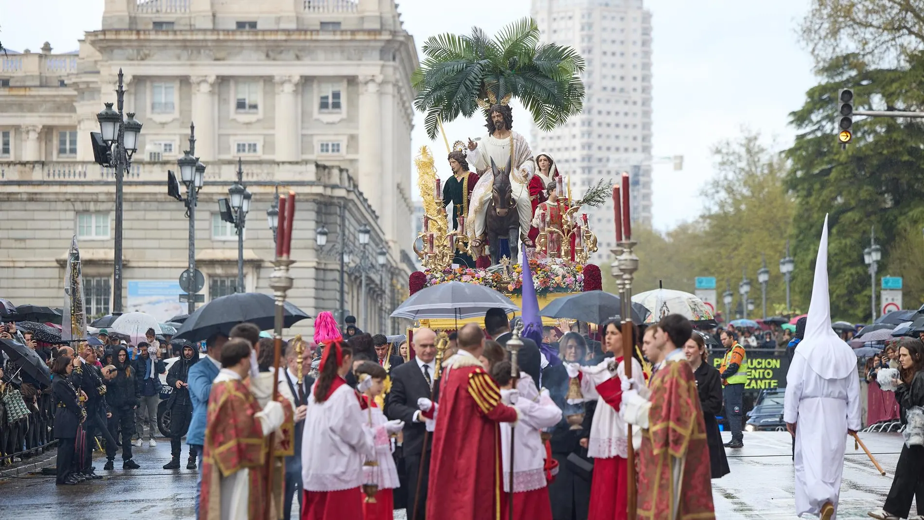 MADRID.-S.Santa.- La lluvia en Madrid marca las procesiones del Domingo de Ramos, con el Silencio suspendida