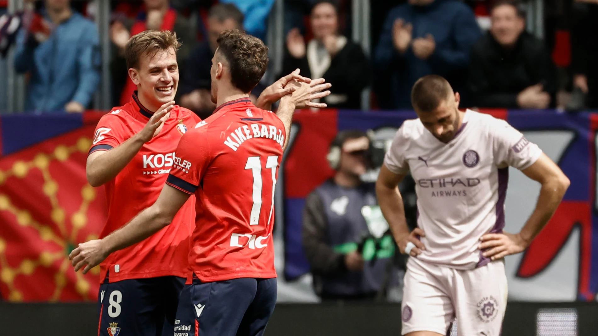 PAMPLONA, 13/04/2025.- El centrocampista del Osasuna Pablo Ibáñez (i) celebra con su compañero Kike Barja (2i) tras marcar el 2-0 durante el partido que disputan, este domingo, en el estadio de El Sadar, correspondiente a la jornada 31 de Laliga. EFE/ Jesús Diges