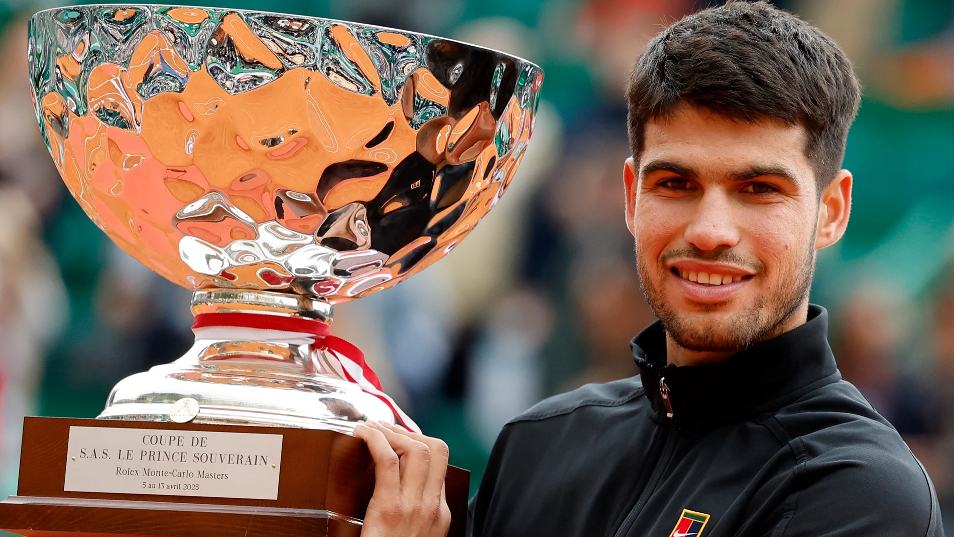 ROQUEBRUNE CAP MARTIN (France), 13/04/2025.- Carlos Alcaraz of Spain poses with his trophy after winning against Lorenzo Musetti of Italy in their final match of the Monte-Carlo Rolex Masters tournament in Roquebrune Cap Martin, France, 13 April 2025. (Tenis, Francia, Italia, España) EFE/EPA/SEBASTIEN NOGIER