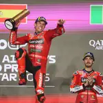 Marc Márquez celebra en el podio su triunfo en Qatar