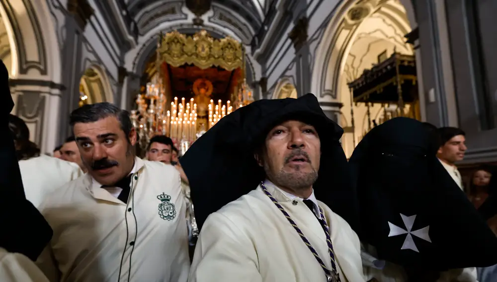 El actor Antonio Banderas con su hermandad de Lágrimas y Favores