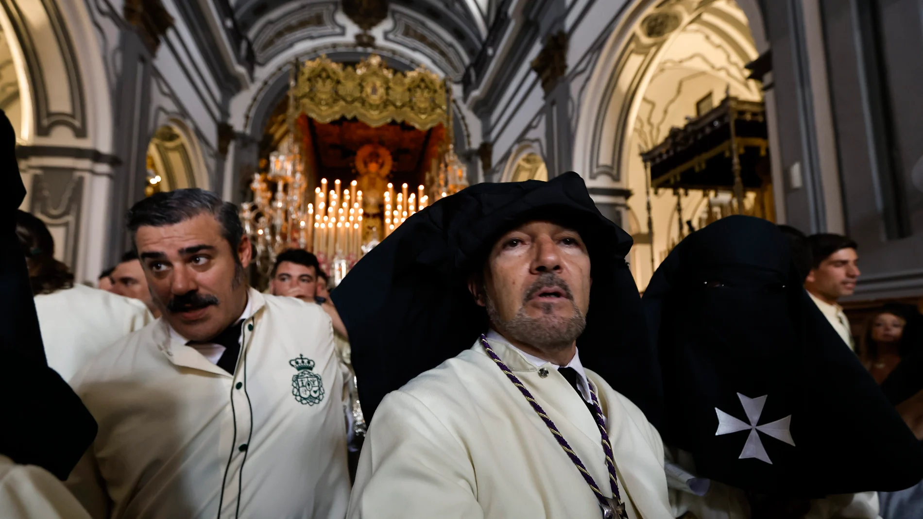 El actor Antonio Banderas con su hermandad de Lágrimas y Favores