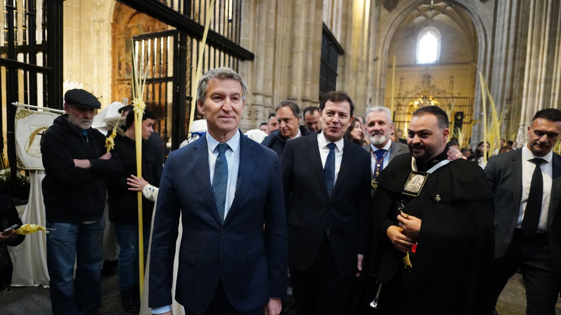 El presidente del PP, Alberto Núñez Feijóo (i), y el presidente de la Junta de Castilla y León, Alfonso Fernández Mañueco (c), durante la procesión de La Borriquilla 2025, a 13 de abril de 2025, en Salamanca, Castilla y León (España). La procesión de la Hermandad Jesús Amigo de los Niños, más conocida como La Borriquilla, se celebra el Domingo de Ramos para conmemorar la entrada de Jesús de Nazaret en Jerusalén, donde fue recibido con palmas y ramos de olivo.13 ABRIL 2025;DOMINGO;RAMOS;SEMA...