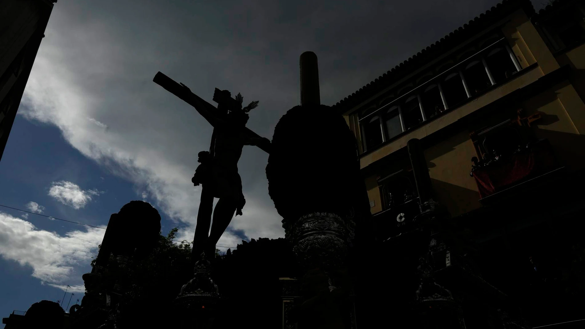 Imágenes de las hermandades del Domingo de Ramos de Sevilla pasando por La Campana. 13 de abril de 2025 en Sevilla, Andalucía (España). La Semana Santa es una de las celebraciones más importantes para los católicos, y en Sevilla adquiere una dimensión especial. Durante más de una semana, la ciudad se transforma: cerca de sesenta cofradías recorren sus calles entre el Viernes de Dolores y el Domingo de Resurrección, acompañadas por miles de nazarenos, costaleros, músicos y devotos.13 ABRIL 2...