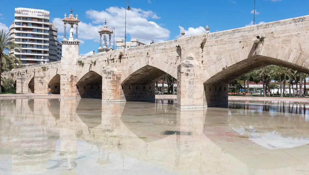 El Puente del Mar tiene un estanque bajo sus arcadas, como propuso el exportavoz de Vox
