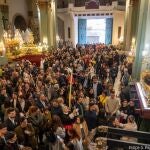 La iglesia ha abierto sus puertas para que los fieles contemplen los pasos
