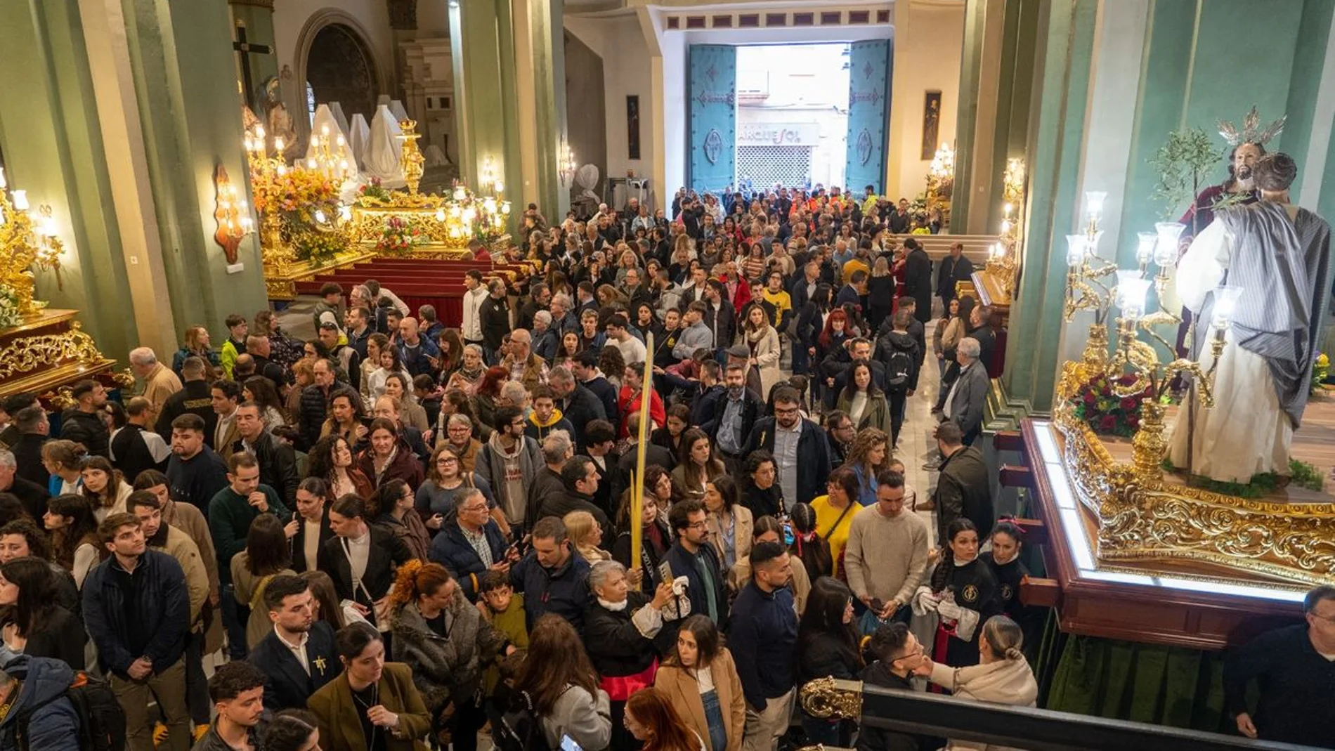 La iglesia ha abierto sus puertas para que los fieles contemplen los pasos