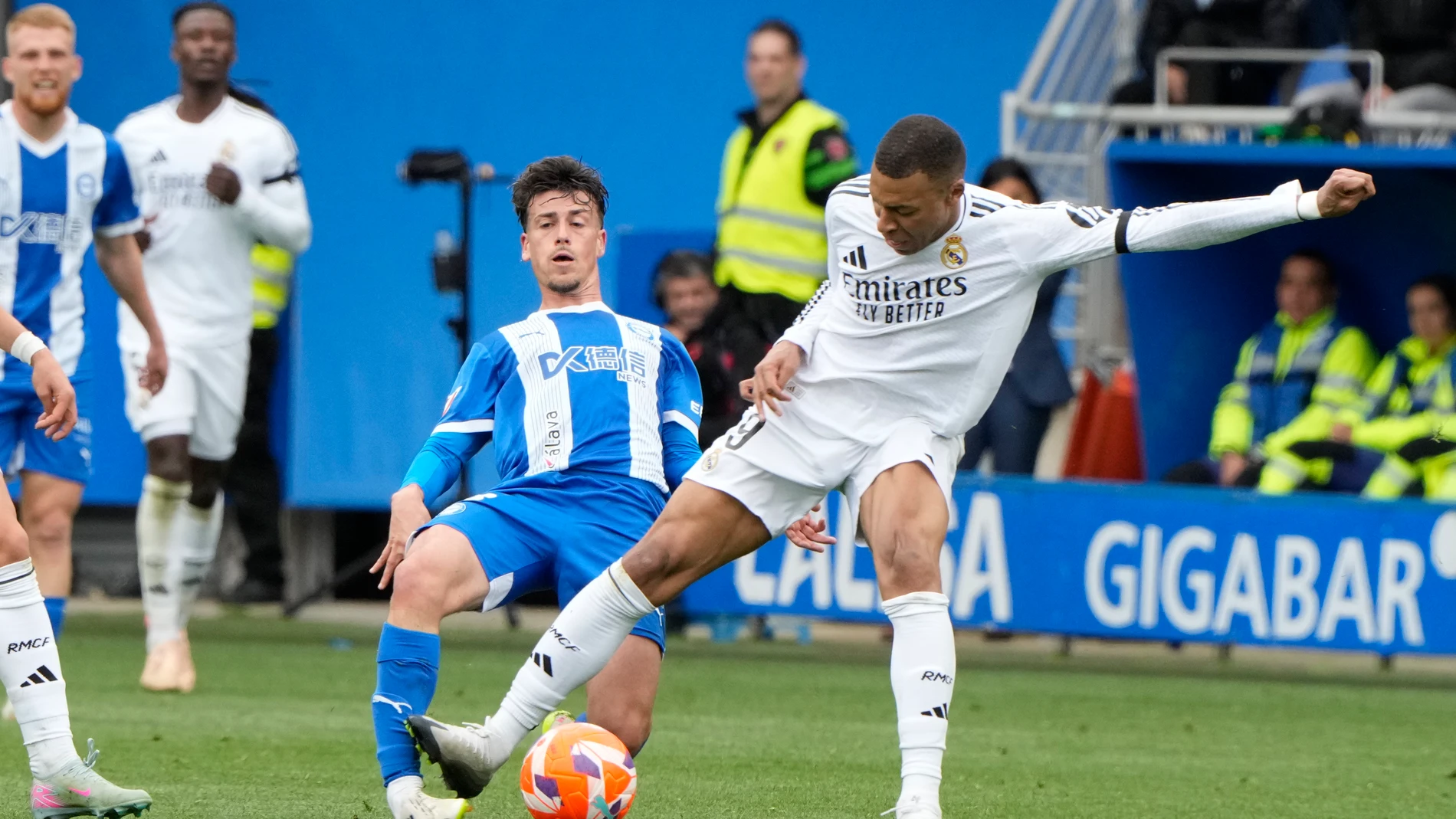 VITORIA, 13/04/2025.- El centrocampista del Alavés Antonio Blanco (i) recibe una entrada por parte del delantero francés del Real Madrid Kylian Mbappé, por la cual ha recibido tarjeta roja, este domingo, durante el partido de la jornada 31 de LaLiga EA Sports, entre el Deportivo Alavés y Real Madrid, en el estadio de Mendizorrotza de Vitoria. EFE/ Adrian Ruiz Hierro