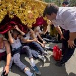 Costaleros de la Borriquita de Sevilla tras aplazar su salida 