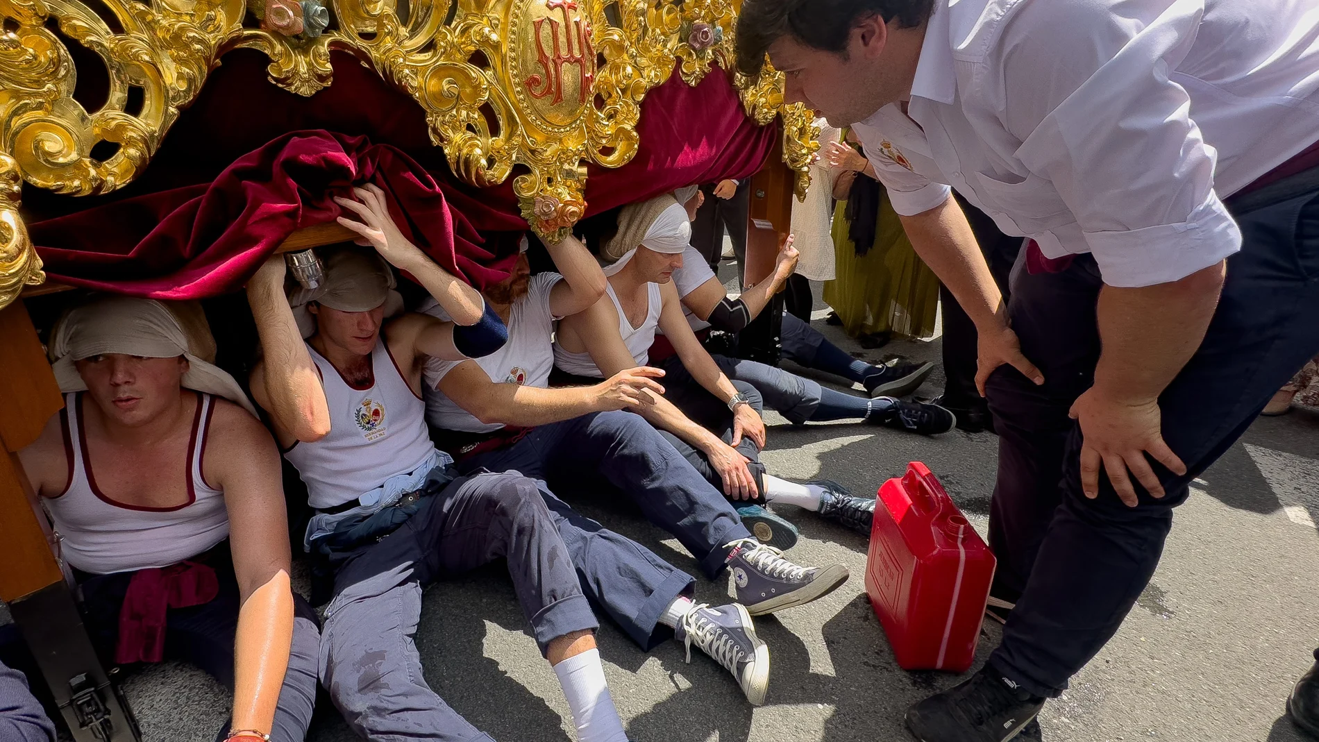 Costaleros de la Borriquita de Sevilla tras aplazar su salida