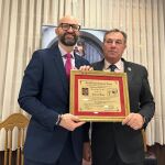 La Subdelegación del Gobierno en León recibe el nombramiento de Seise de Honor de la Cofradía del Santo Cristo del Perdón
