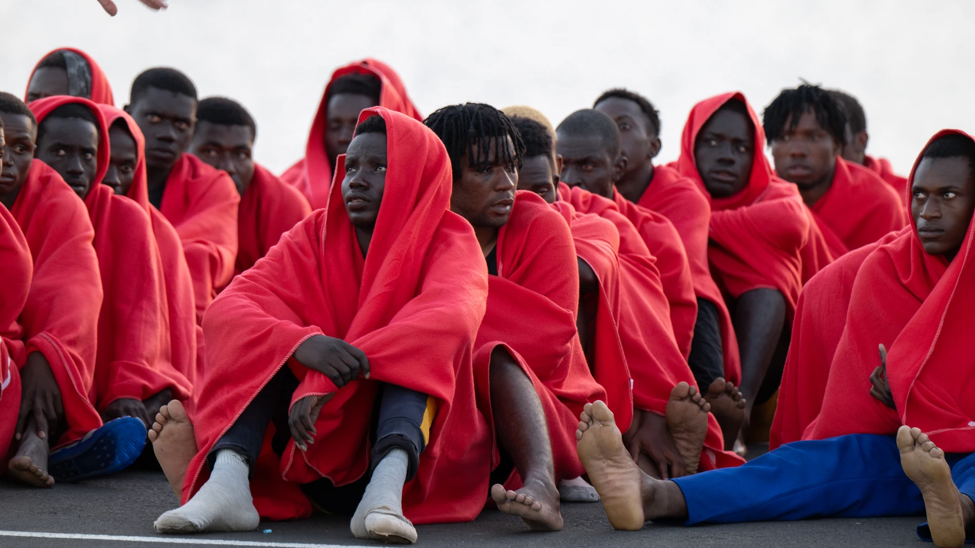 PUERTO DEL ROSARIO (FUERTEVENTURA), 13/04/2025.- El buque de Salvamento Marítimo Guardamar Talía ha rescatado a un grupo de 50 personas, 45 varones, 4 mujeres y un menor, que pidieron auxilio con una llamada de teléfono desde la neumática en la que pretendían llegar a Canarias. Los inmigrantes fueron rescatados y trasladados a Puerto del Rosario (Fuerteventura), donde han sido atendidos por personal de Cruz Roja. EFE/ Carlos De Saa
