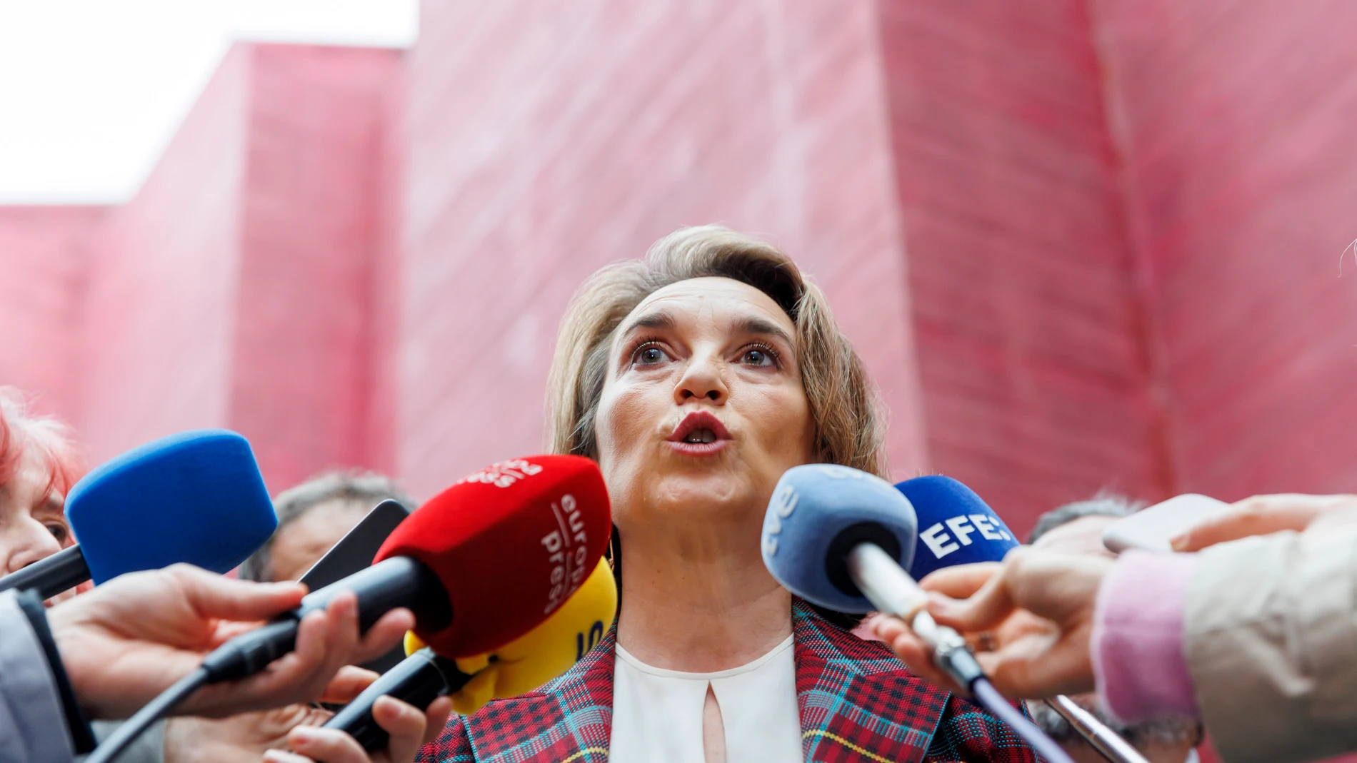 La secretaria general del PP, Cuca Gamarra, atiende a los medios de comunicación antes de su visita a la exposición fotográfica permanente ‘La familia del vino’, en el Centro de la Cultura del Rioja, a 13 de abril de 2025, en Logroño, La Rioja (España). La exposición se trata de una muestra integrada por 110 fotografías que cuenta la historia completa de cómo se obtenían vinos de alta calidad. Además, rinde homenaje a los agricultores, bodegueros y trabajadores que han hecho posible el presti...