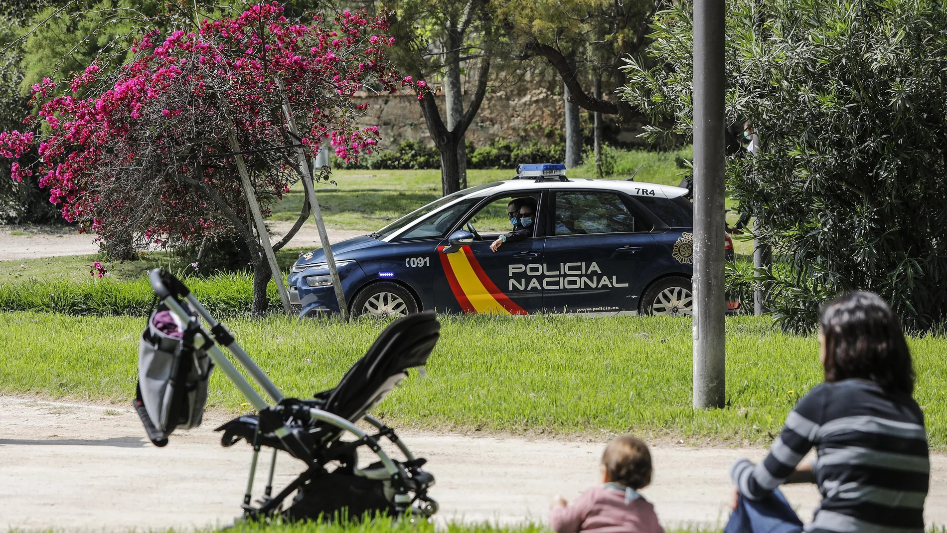 Un coche de Policía patrulla por el jardín del turia