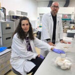 Los investigadores del IPOA del CIAGRO de la UMH, Manuel Viuda y Raquel Lucas