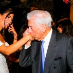 Mario Vargas Llosa y su nieta Josefina 